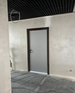 Влагостойкие межкомнатные двери Капель Classic в ПВХ пленке Титан, офисное здание в г.Омск
