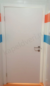 Гладкие белые двери Капель Classic, установленные в медицинском учреждении