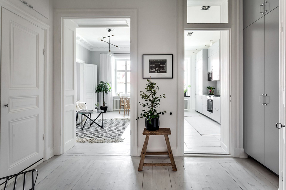 Белые двери в интерьере — разнообразие оттенков и фактур